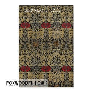 Puede incluir: Una tela negra y dorada con un patr&oacute;n repetitivo de flores y hojas estilizadas. Las flores son rojas y tienen un centro amarillo. El texto "2x3 Pattern Three" est&aacute; en la parte superior de la imagen y "FOXWOODPILLOWS" en la parte inferior.