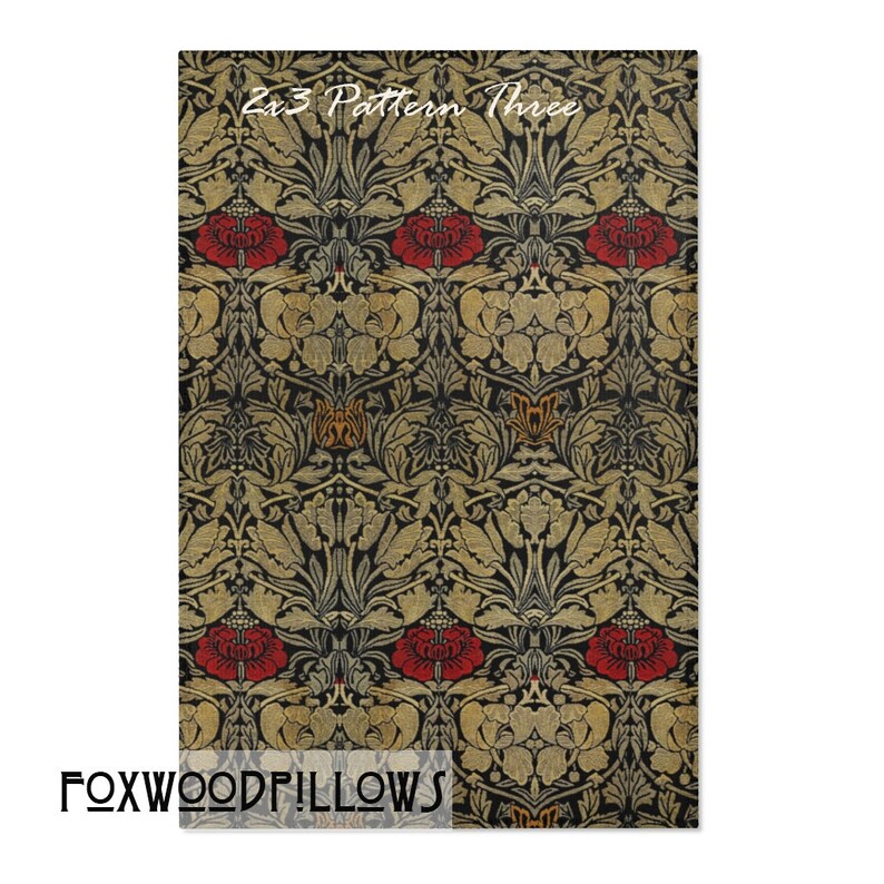 Puede incluir: Una tela negra y dorada con un patr&oacute;n repetitivo de flores y hojas estilizadas. Las flores son rojas y tienen un centro amarillo. El texto "2x3 Pattern Three" est&aacute; en la parte superior de la imagen y "FOXWOODPILLOWS" en la parte inferior.