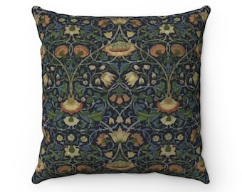 Pode incluir: Almofada quadrada com um padrão floral em tons de verde, laranja e amarelo sobre um fundo azul escuro. O texto "FOXWOODPILLOWS" está impresso na parte inferior.