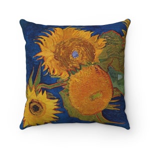 Pu&ograve; includere: Un cuscino decorativo con un dipinto di girasoli su sfondo blu. I girasoli sono gialli e arancioni con foglie verdi. Il cuscino &egrave; un'ottima aggiunta a qualsiasi arredamento per la casa.