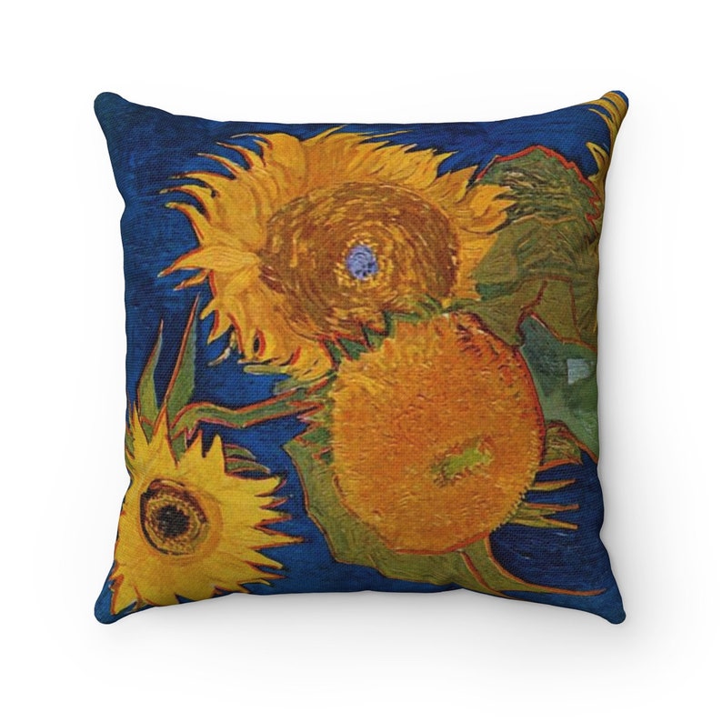 Pu&ograve; includere: Un cuscino decorativo con un dipinto di girasoli su sfondo blu. I girasoli sono gialli e arancioni con foglie verdi. Il cuscino &egrave; un'ottima aggiunta a qualsiasi arredamento per la casa.