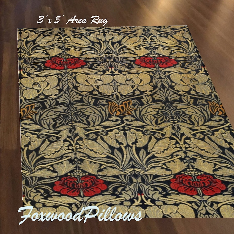 Puede incluir: Una alfombra de &aacute;rea de 91 x 152 cm con fondo negro y un patr&oacute;n floral en dorado, rojo y naranja. La alfombra presenta un dise&ntilde;o repetitivo de flores y hojas estilizadas. El texto "Foxwood Pillows" es visible en la esquina inferior derecha de la alfombra.