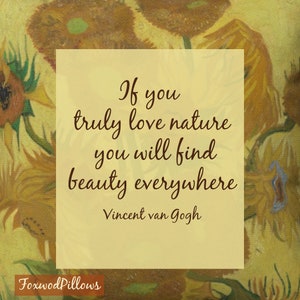Pu&ograve; includere: Uno sfondo giallo con una citazione di Vincent van Gogh che recita: "Se ami veramente la natura, troverai la bellezza ovunque." La citazione &egrave; in testo marrone ed &egrave; circondata da un rettangolo giallo.