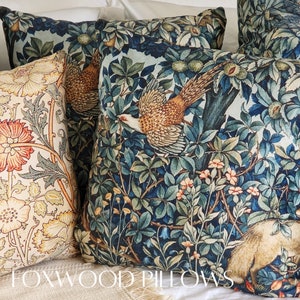 Può includere: Un set di cuscini decorativi con un vivace motivo floreale e di uccelli. I cuscini sono realizzati in un tessuto morbido e lussuoso e sono perfetti per aggiungere un tocco di eleganza a qualsiasi stanza.