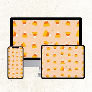 Puede incluir: Tres dispositivos digitales que muestran un fondo de pantalla temático de Halloween con un patrón de maíz dulce naranja y amarillo sobre un fondo melocotón claro.