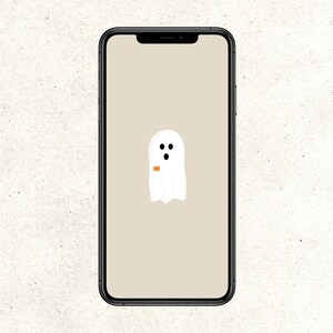 Könnte beinhalten: Ein Smartphone mit beigefarbenem Hintergrund und einem weißen Geist mit schwarzen Augen und einem kleinen orangefarbenen Rechteck in der Hand.