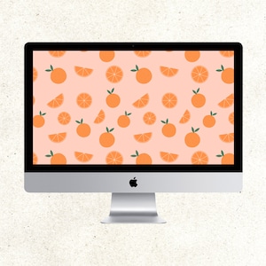 Puede incluir: Un monitor de computadora que muestra un fondo de pantalla digital con un patrón repetitivo de rodajas de naranja y naranjas enteras sobre un fondo rosa claro.