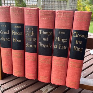 Peut inclure: Un ensemble de six livres reliés en rouge avec des lettres dorées. Les livres sont intitulés "La Grande Alliance", "Leur heure la plus belle", "La tempête qui se prépare", "Triomphe et tragédie", "Le tournant du destin" et "Clôture de l'anneau". Les livres sont tous de Winston S. Churchill et font partie d'une série intitulée "La Seconde Guerre mondiale".
