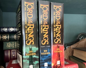 Nuevo Clásico de J.R.R.Tolkien, El Señor de los Anillos, tres volúmenes completos, parte uno a parte tres