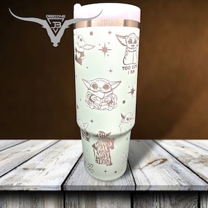 Puede incluir: Un vaso de acero inoxidable blanco con tapa rosa. El vaso est&aacute; decorado con un patr&oacute;n repetido de un personaje de dibujos animados, estrellas y el texto "Too Cute I Am".