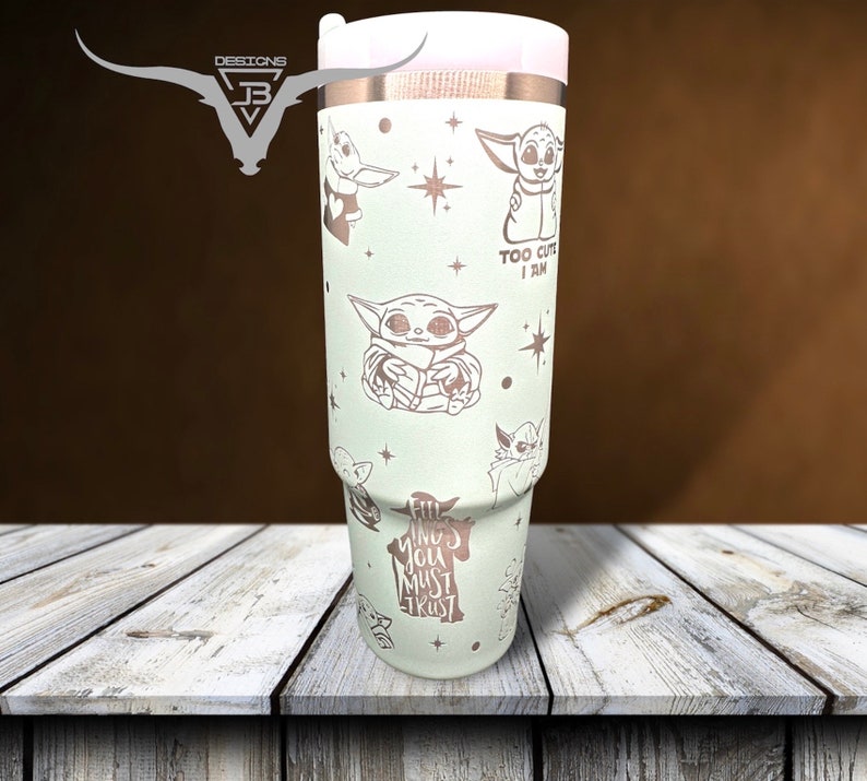 Puede incluir: Un vaso de acero inoxidable blanco con tapa rosa. El vaso est&aacute; decorado con un patr&oacute;n repetido de un personaje de dibujos animados, estrellas y el texto "Too Cute I Am".