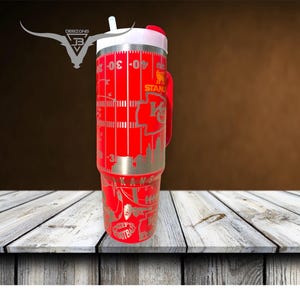 Pu&ograve; includere: Un thermos da viaggio in acciaio inossidabile rosso con un coperchio bianco e un manico nero. Il thermos &egrave; decorato con un design di campo da football e le parole "Kansas City Chiefs" e "Chiefs Football".