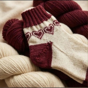 ARTICLE NUMÉRIQUE : Modèle de chaussettes de Saint-Valentin à motif cœurs, tricot bicolore (téléchargement numérique)
