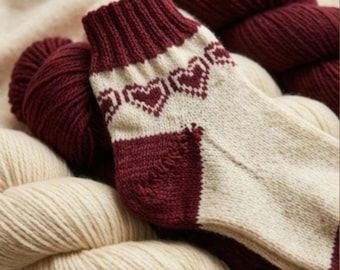 ARTICOLO DIGITALE: Modello per calzini a maglia con cuoricini, bicolore (download PDF)