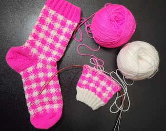 ARTICOLO DIGITALE: Modello per lavorare a maglia calzini a quadretti da picnic, motivo a quadretti bicolore (download PDF)