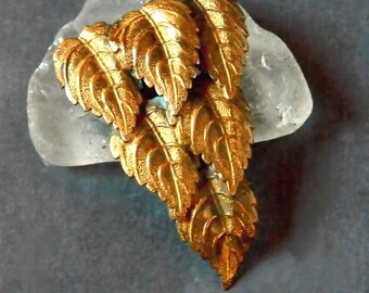 Broche de hoja de bronce vintage: Clip botánico de piel estilo art déco