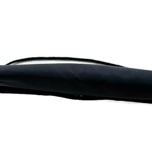 Puede incluir: Bolso de mano de sat&eacute;n negro con una correa de hombro de cuerda negra. El bolso es rectangular y parece estar vac&iacute;o. El fondo es blanco.