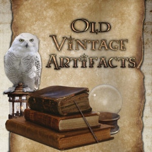 Puede incluir: Imagen con el texto "Old Vintage Artifacts" que presenta un b&uacute;ho nival sobre una linterna, junto a libros antiguos, una bola de cristal y un peque&ntilde;o soporte de madera. El fondo tiene una textura de pergamino.