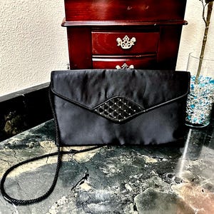 Bolso de mano tipo sobre vintage de satén negro: bolso de noche de los años 70 con correa de cordón. imagen 1