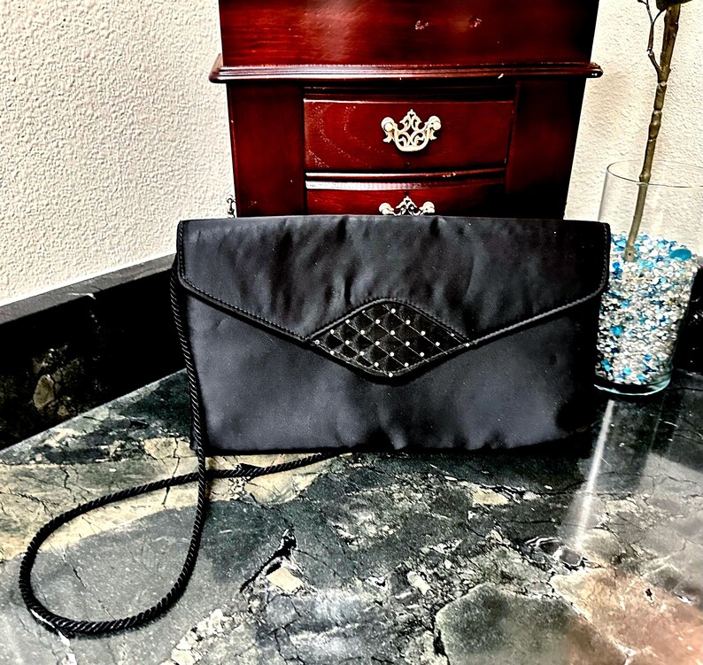 Bolso de mano tipo sobre vintage de satén negro: bolso de noche de los años 70 con correa de cordón. imagen 1