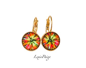 Pendientes Tie Dye: Cúpula de cristal Rainbow Burst, cierre de palanca de oro amarillo.