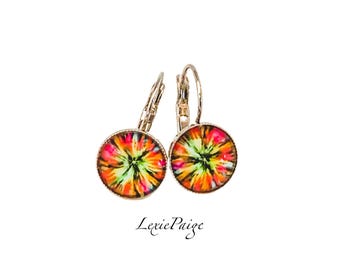 Pendientes Tie Dye: Cúpula de cristal Rainbow Burst, chapados en rodio.