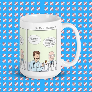 Puede incluir: Taza de cerámica blanca con una ilustración de dibujos animados de dos médicos. El texto en la taza dice "Dr. Peter Valenzuela". El médico de la izquierda dice "Entonces, ¿qué pasa con el cono?" El médico de la derecha dice "No pude encontrar Gemba, así que me detuve en una tienda de yogur helado en su lugar."