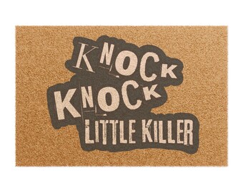 Officieel gelicentieerde Dance With My Demons Knock Knock Little Killer-deurmat | Steph Macca | Lillydale-collectie | BookTok-merchandise
