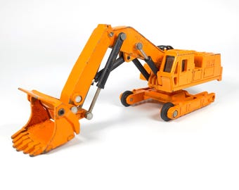Könnte beinhalten: Orangefarbener Spielzeugbagger mit schwarzem Arm und Schaufel. Der Bagger hat eine schwarze Raupe und den Text "BULL 20" an der Seite.