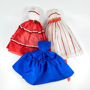 Lot von 3- Vintage 1980er Jahre Handgemachte OOAK Modepuppe, Barbie Klon (Rot Weiß Blau) One Of A Kind Kleider Kleider