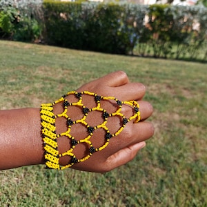Luva/pulseira Zulu com miçangas sul-africanas. Joias tribais. Joias femininas Zulu.