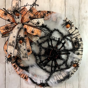 Spider halloween wire wreath, spooky ,door hanger , wall decor