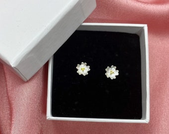 Beautiful daisy flower Earring Hypoallergenic Studs 925 sterling Silver Simple Floral birthday Mother's Day Gift 50th 18th 30th sister mum