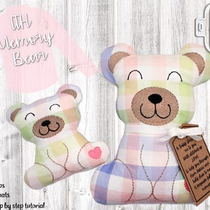 Puede incluir: Dos osos de peluche a cuadros con detalles bordados y un corazón. Uno de los osos es más grande y tiene una etiqueta que dice "Un oso de peluche cosido con amor...". La imagen también incluye el texto "Memory Bear".