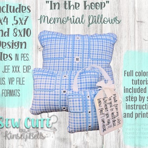 Puede incluir: Dos almohadas de tela de gingham azul y blanco con un diseño de camisa. La almohada más grande mide 20x25 cm y la más pequeña 13x18 cm. Las almohadas están sobre un fondo de madera azul claro y blanco. El texto "In the hoop" memorial pillows está encima de las almohadas. El texto "Sew Cute by Kinsey Bells" está debajo de las almohadas. El texto "Tutorial PDF a todo color incluido con instrucciones paso a paso e impresión." está en el lado derecho de la imagen.
