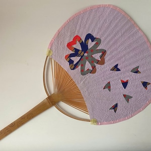 Ventilador de papel, Ventilador de papel japonés, Ventilador de flores, Ventilador de flores de cerezo, Ventilador de papel Washi, Ventilador de arte, Ventilador de bambú, Fan de Sakura, Fan de Chiyogami