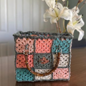 The Courtney – Handmade Crochet Bag with Bamboo Handles and Hibiscus Lining