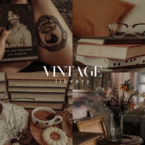 Op de afbeelding: Een vintage bibliotheekesthetiek met een stapel boeken, een kopje thee, een koekje en een boeket gedroogde bloemen in een vaas. De tekst "Vintage Library" is in wit op een bruine achtergrond geschreven.