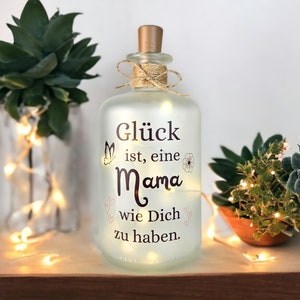 LED Flaschenlicht mattiert, Glück ist, eine Mama wie Dich zu haben, Geschenk Mama - Muttertagsgeschenk, Glasflasche beleuchtet mit Spruch, Geschenk Muttertag, Druckerino