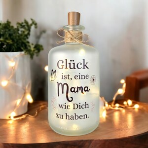 LED Flaschenlicht mattiert, Glück ist, eine Mama wie Dich zu haben, Geschenk Mama - Muttertagsgeschenk, Glasflasche beleuchtet mit Spruch, Geschenk Muttertag, Druckerino