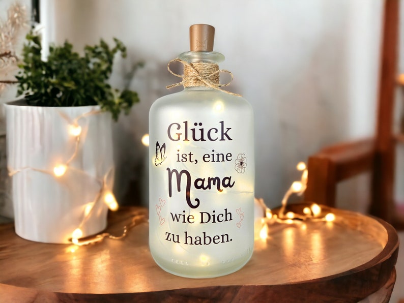 LED Flaschenlicht mattiert, Glück ist, eine Mama wie Dich zu haben, Geschenk Mama - Muttertagsgeschenk, Glasflasche beleuchtet mit Spruch, Geschenk Muttertag, Druckerino