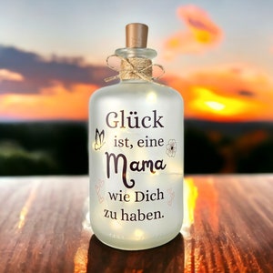 LED Flaschenlicht mattiert, Glück ist, eine Mama wie Dich zu haben, Geschenk Mama - Muttertagsgeschenk, Glasflasche beleuchtet mit Spruch, Geschenk Muttertag, Druckerino