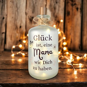 LED Flaschenlicht mattiert, Glück ist, eine Mama wie Dich zu haben, Geschenk Mama - Muttertagsgeschenk, Glasflasche beleuchtet mit Spruch, Geschenk Muttertag, Druckerino