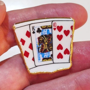 NUOVO. Spilla vintage. Regalo per uomo. Upcycleit. Spilla con carte da gioco. 20° anniversario