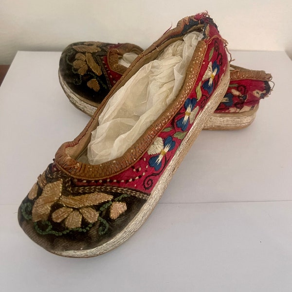 Chaussures antiques chinoises en soie brodées pour enfants, piédestal en forme de bateau, du 19ème siècle