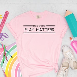 T-shirt couleur confort Parce que le jeu compte. Apprentissage basé sur le jeu Blossom