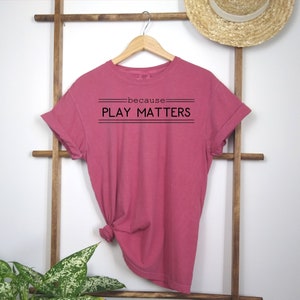 T-shirt couleur confort Parce que le jeu compte. Apprentissage basé sur le jeu Crimson