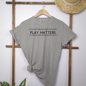 T-shirt couleur confort Parce que le jeu compte. Apprentissage basé sur le jeu Sandstone