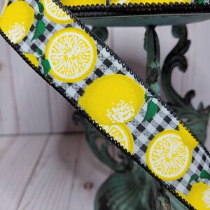 Puede incluir: Cinta decorativa con dise&ntilde;o de lim&oacute;n. La cinta tiene un fondo a cuadros blanco y negro, con limones amarillos brillantes y hojas verdes. Tiene un borde festoneado negro. Adecuada para manualidades y decoraci&oacute;n.