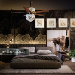 Puede incluir: Un dormitorio con una cama marr&oacute;n oscuro, un ventilador de techo con detalles de cristal y una gran pintura abstracta en la pared. El texto "Warmly Shades" es visible en la esquina inferior izquierda de la imagen.